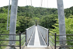 公園とコテージを結ぶ吊橋